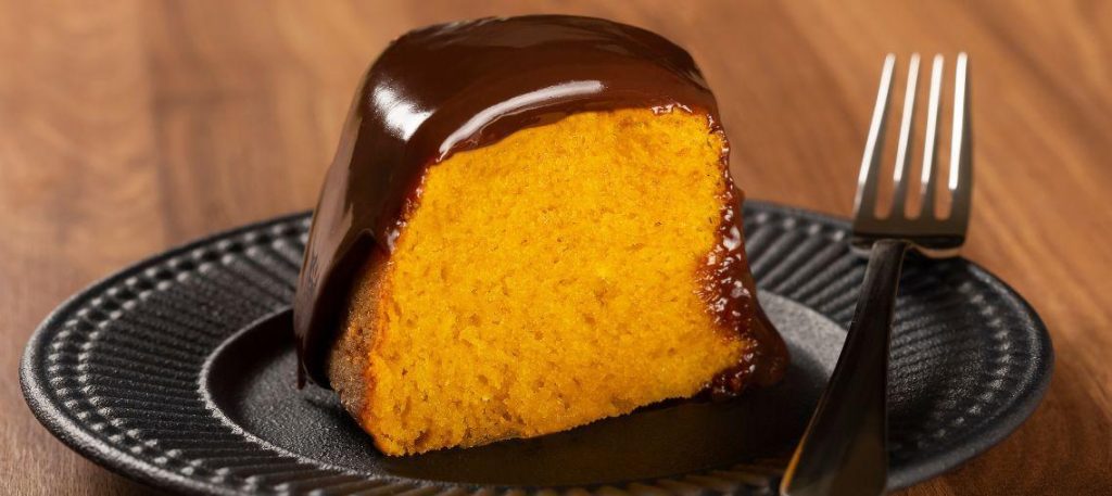 Bolo de cenoura com cobertura de chocolate