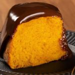 Bolo de cenoura com cobertura de chocolate