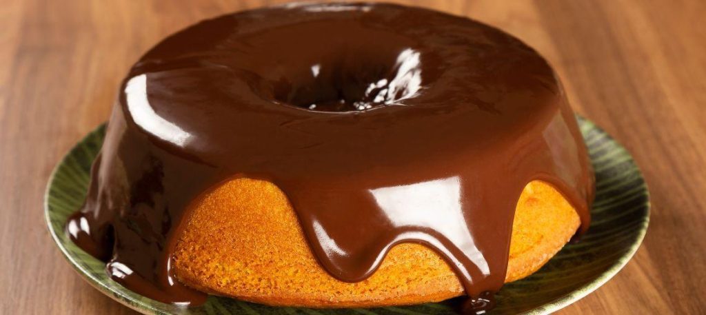 Bolo de cenoura com cobertura de chocolate