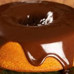 Bolo de cenoura com cobertura de chocolate