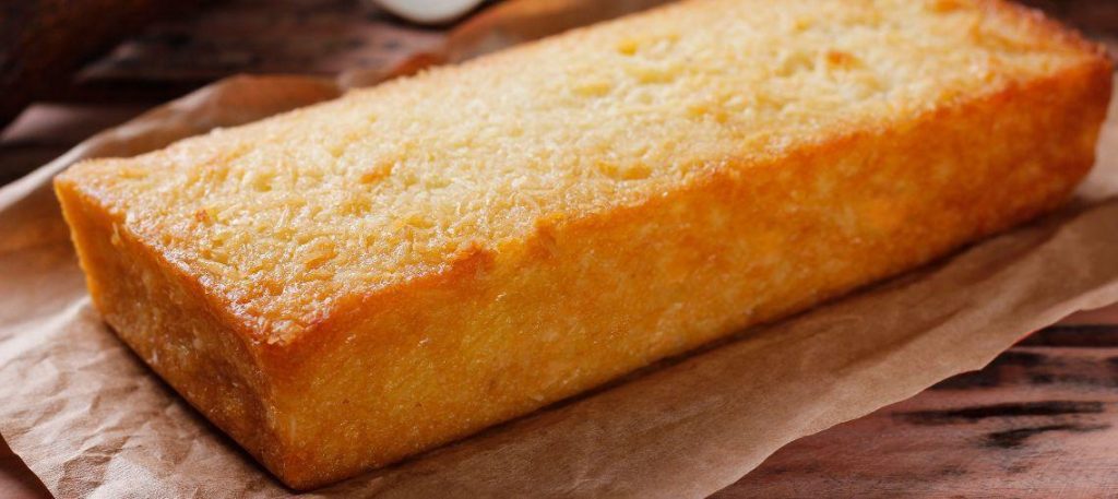 Bolo de mandioca com leite condensado