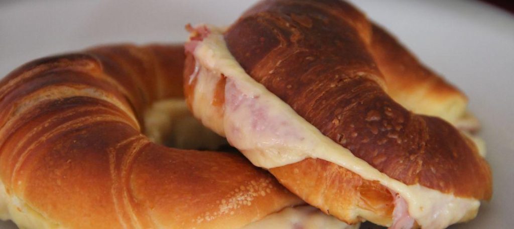 Croissant recheado com queijo