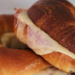 Croissant recheado com queijo