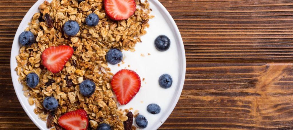 Iogurte natural com granola e frutas
