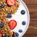 Iogurte natural com granola e frutas