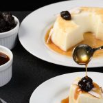 Manjar de coco com calda de ameixa