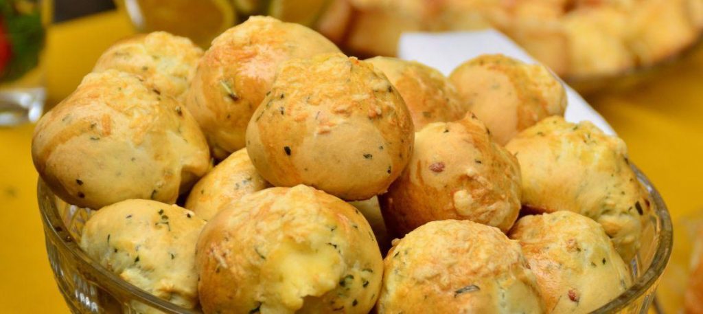 Pão de batata recheado com queijo