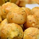 Pão de batata recheado com queijo