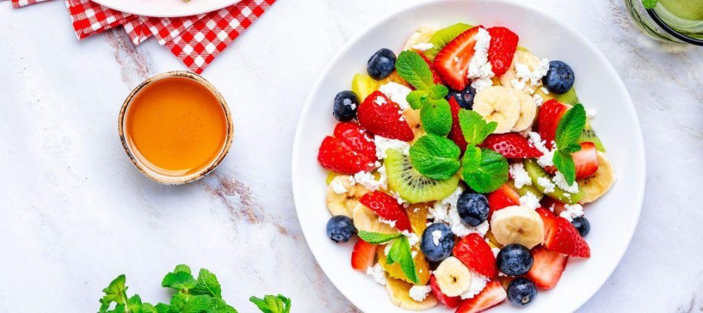 Salada de frutas com mel e hortelã