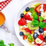 Salada de frutas com mel e hortelã