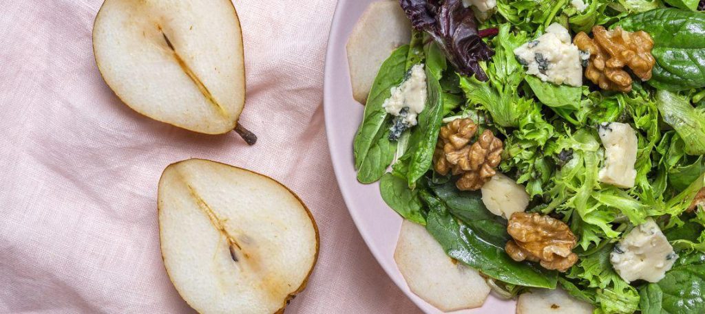 Salada de rúcula com pera e nozes