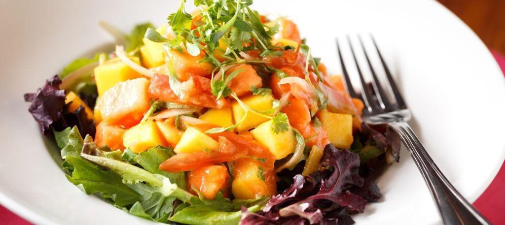 Salada tropical com manga e castanhas