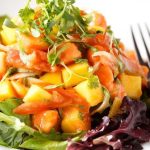 Salada tropical com manga e castanhas