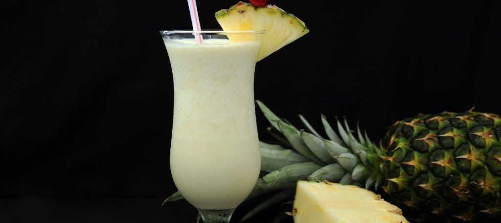 Smoothie de abacaxi com coco (piña colada sem álcool)