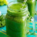 Smoothie verde (couve, maçã, limão e gengibre)
