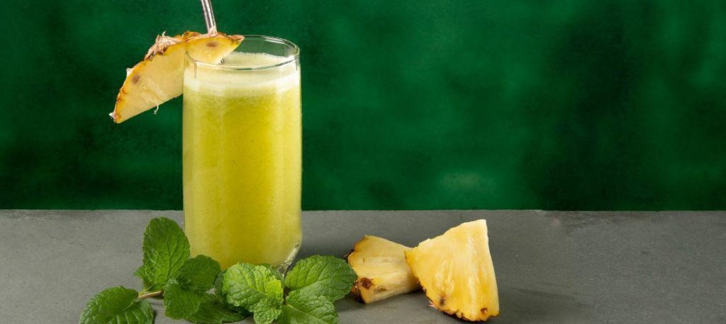 Suco natural de abacaxi com hortelã