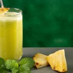 Suco natural de abacaxi com hortelã