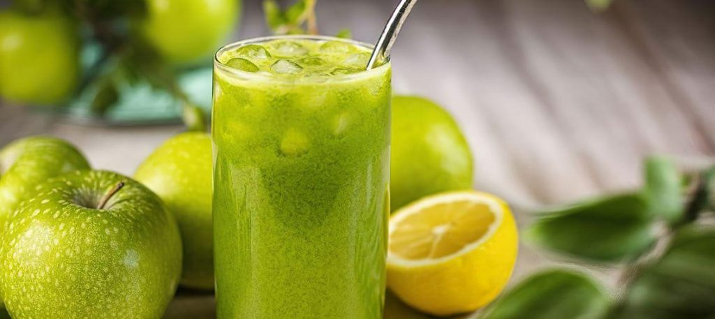 Suco verde com pepino, maçã e limão