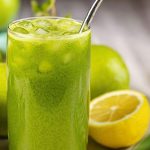 Suco verde com pepino, maçã e limão