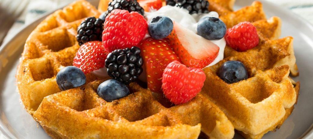 Waffles caseiros com frutas