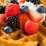 Waffles caseiros com frutas