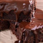 Bolo de chocolate com calda quente