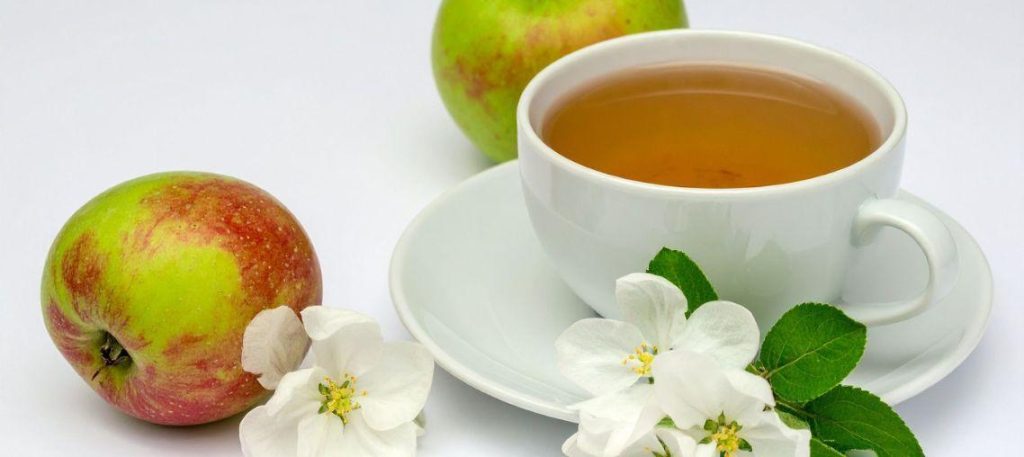 Chá de camomila com mel e maçã