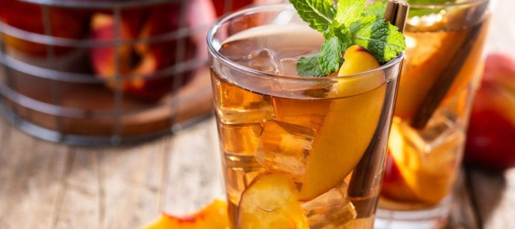 Chá de frutas vermelhas gelado