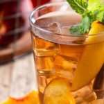 Chá de frutas vermelhas gelado