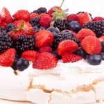 Pavlova com frutas vermelhas