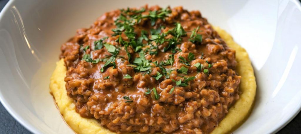 Polenta com ragu de carne