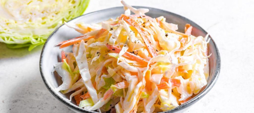 Salada de repolho ao estilo coleslaw