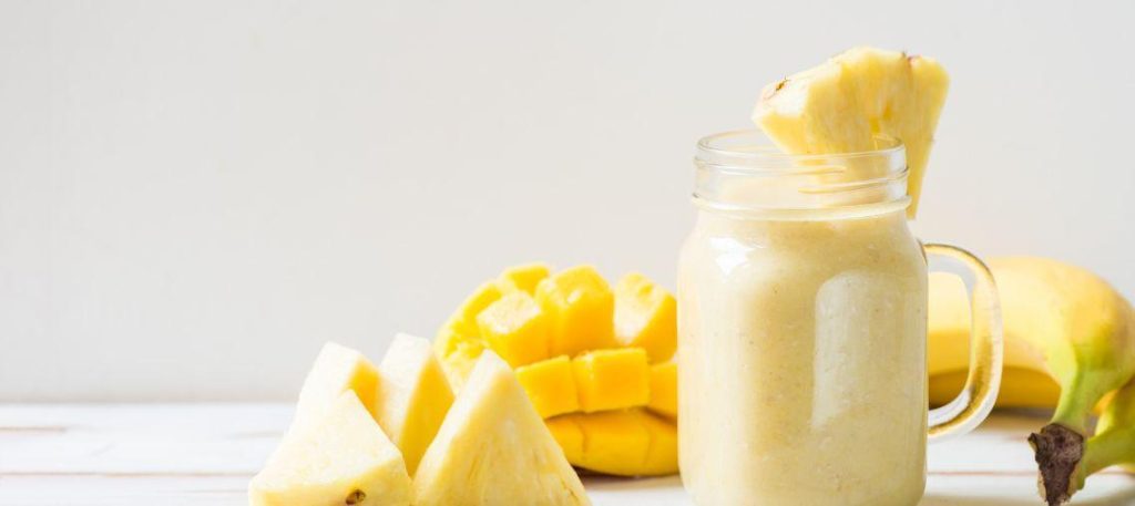 Smoothie de frutas tropicais (manga, abacaxi e banana)
