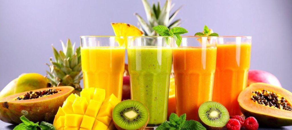 Smoothie de frutas tropicais (manga, abacaxi e banana)