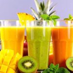 Smoothie de frutas tropicais (manga, abacaxi e banana)