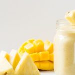 Smoothie de frutas tropicais (manga, abacaxi e banana)
