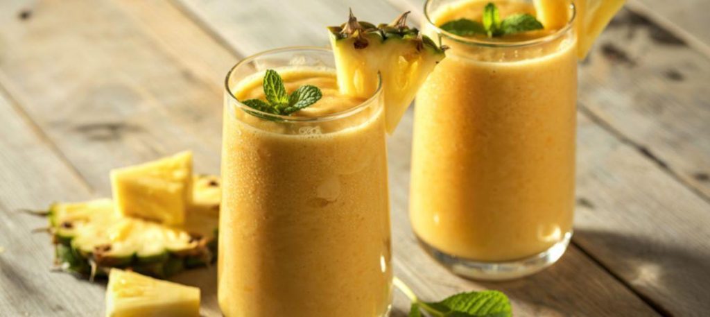 Vitamina de abacaxi com hortelã