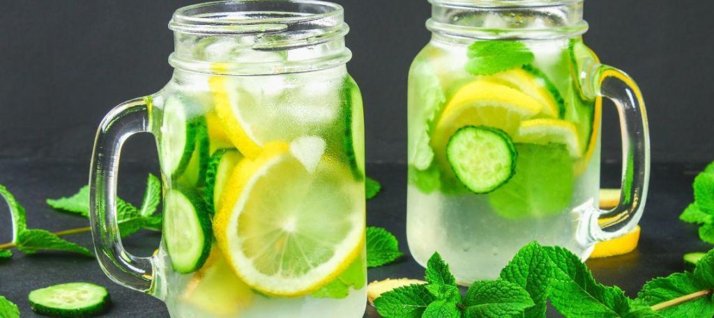 Água saborizada com hortelã, pepino e laranja