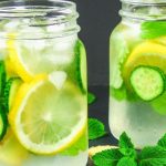 Água saborizada com hortelã, pepino e laranja