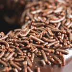 Bolo de chocolate com brigadeiro