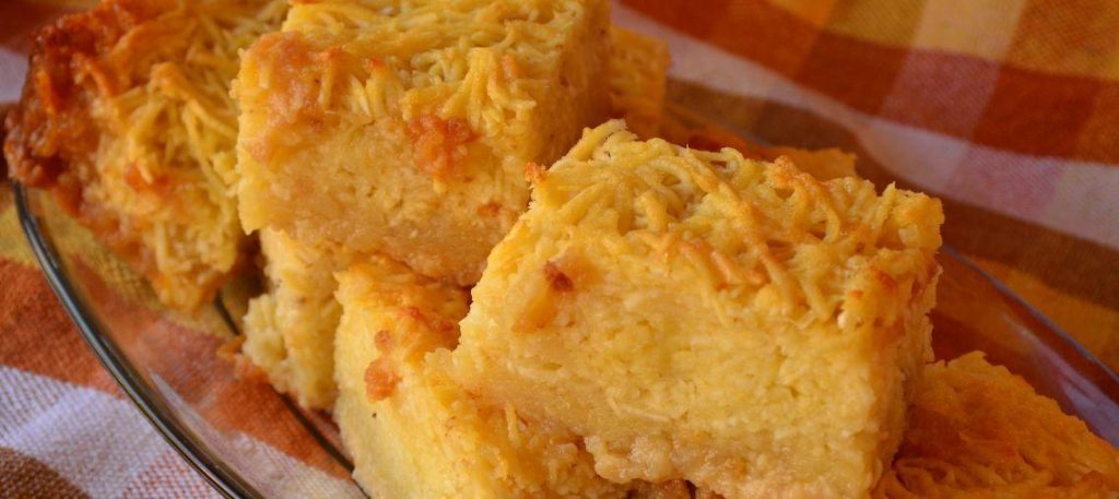 Bolo de mandioca com calda de leite condensado