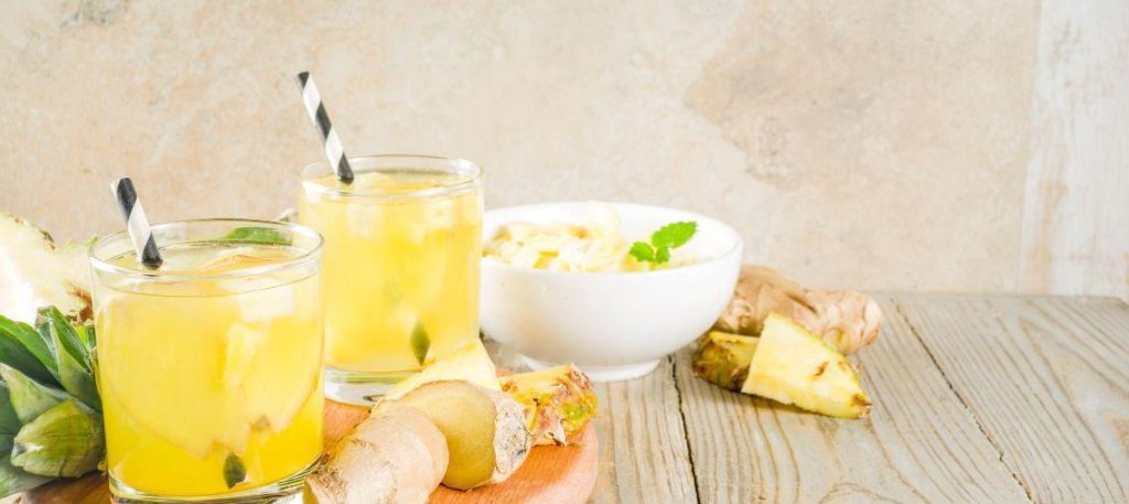 Chá gelado de abacaxi com gengibre