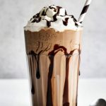 Creme de chocolate com chantilly