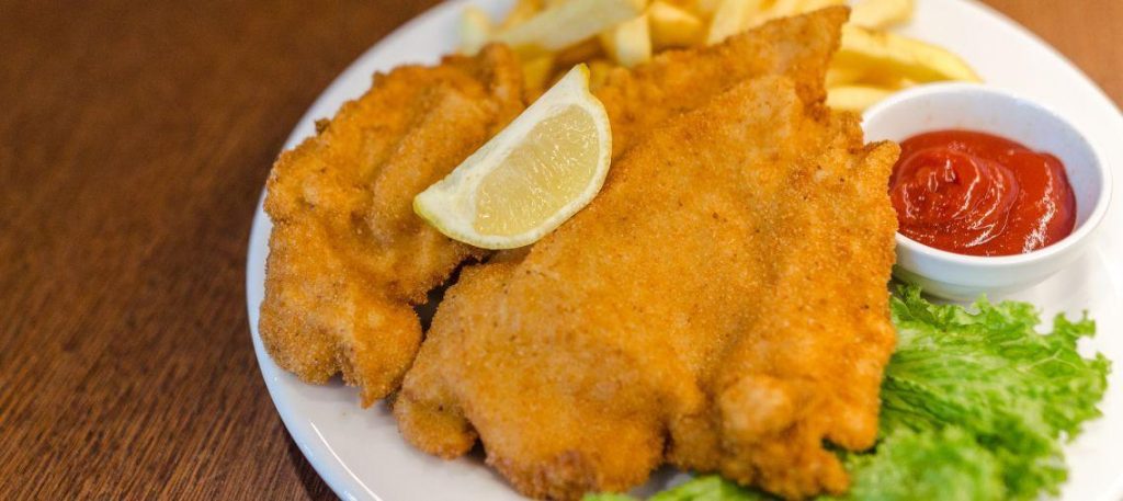 Filé de peixe empanado com molho tártaro