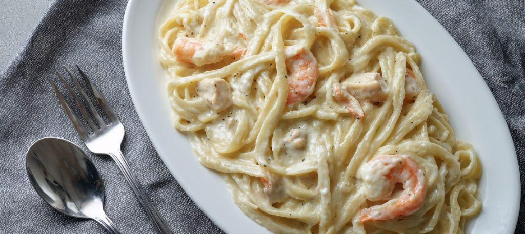 Macarrão com camarão e molho rosé