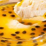 Mousse de maracujá com chocolate branco