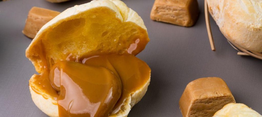 Pao de queijo recheado com doce de leite