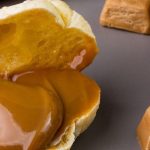 Pao de queijo recheado com doce de leite