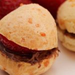 Pão de queijo recheado com morango e chocolate