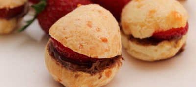 Pão de queijo recheado com morango e chocolate